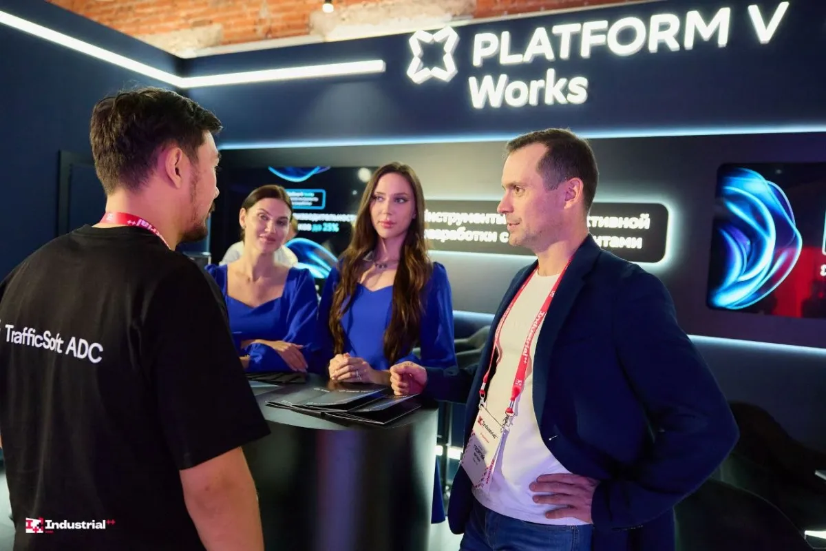 Общение на стенде Platform V